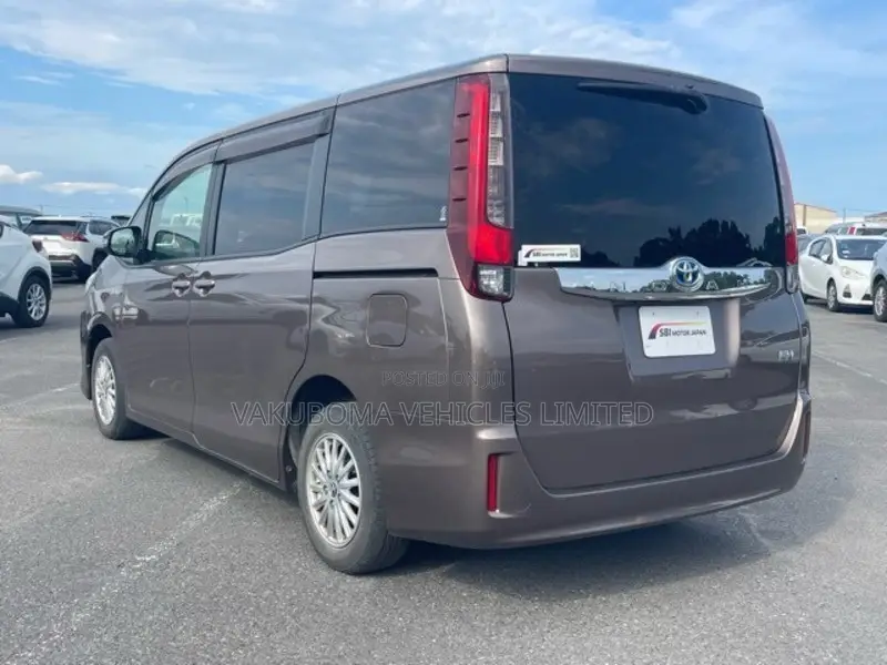 Toyota Noah 2014 Beige