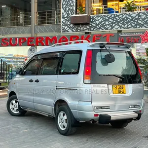 Toyota Noah 2001 Gray