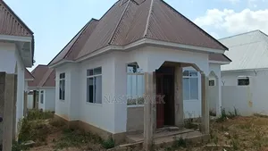 7bdrm Apartment in Buswelu for sale
