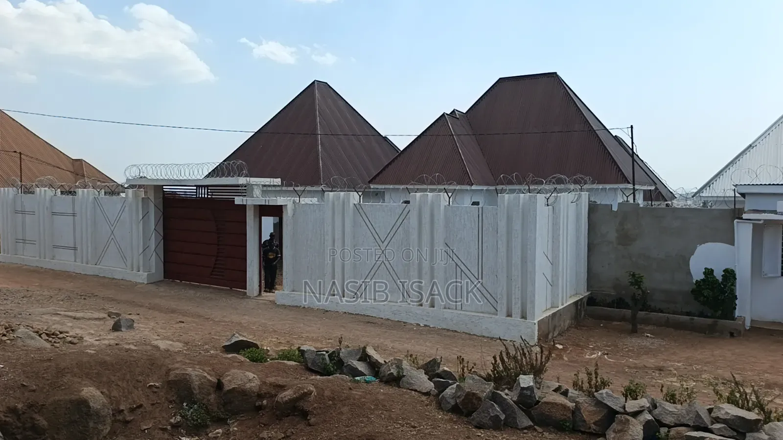 7bdrm Apartment in Buswelu for sale