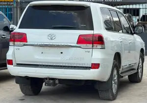 Toyota Land Cruiser 2017 White