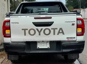 Toyota Hilux 2023 White
