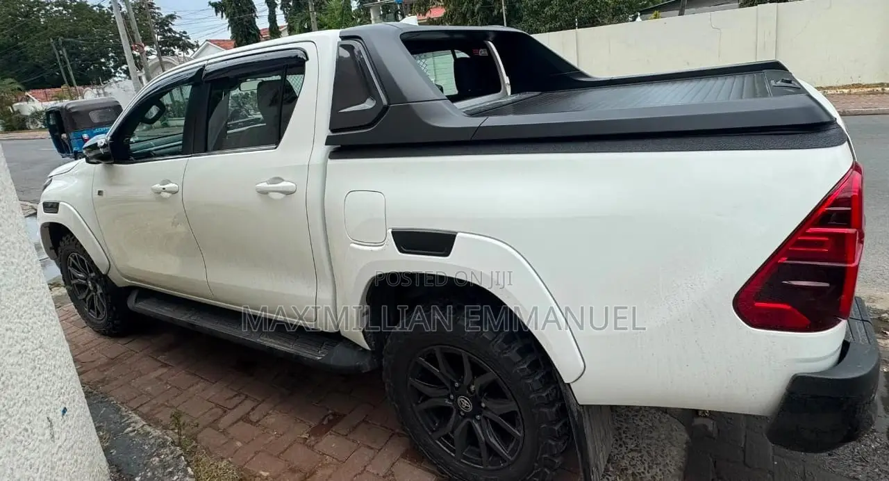 Toyota Hilux 2023 White