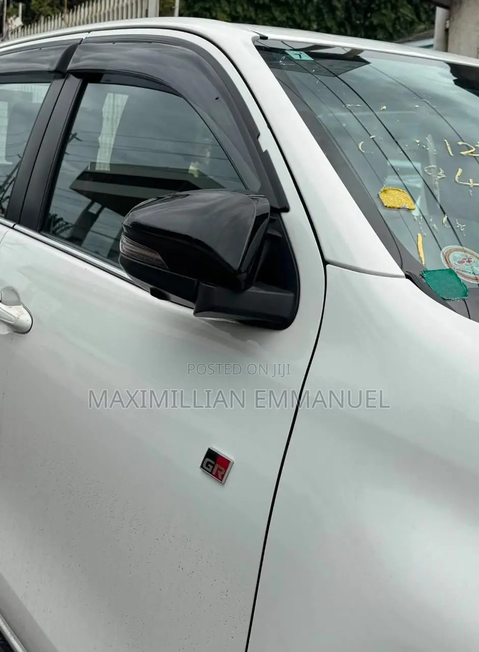 Toyota Hilux 2023 White
