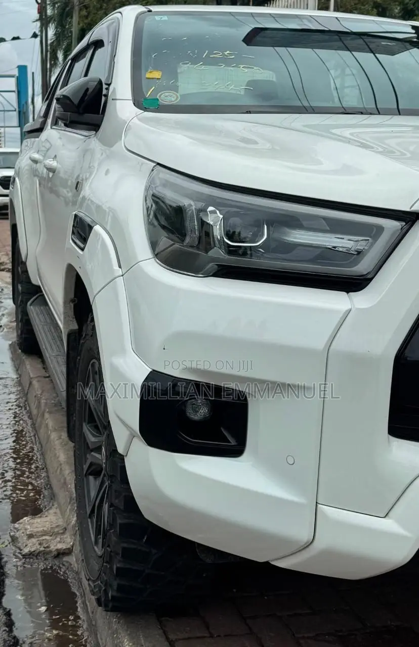 Toyota Hilux 2023 White