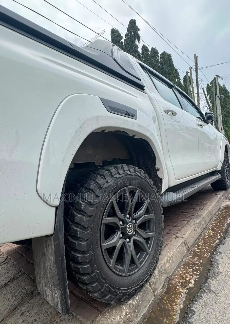 Toyota Hilux 2023 White