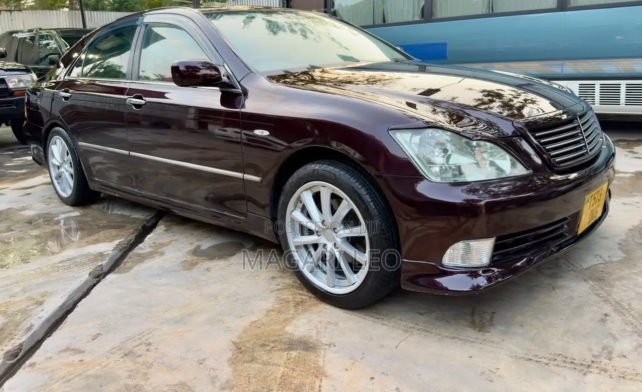 Toyota Crown Royale 2005 Maroon