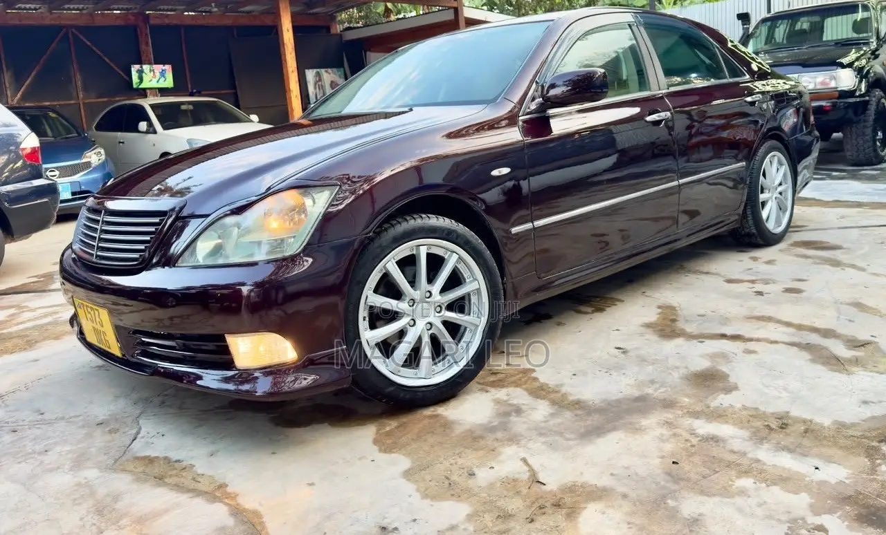 Toyota Crown Royale 2005 Maroon