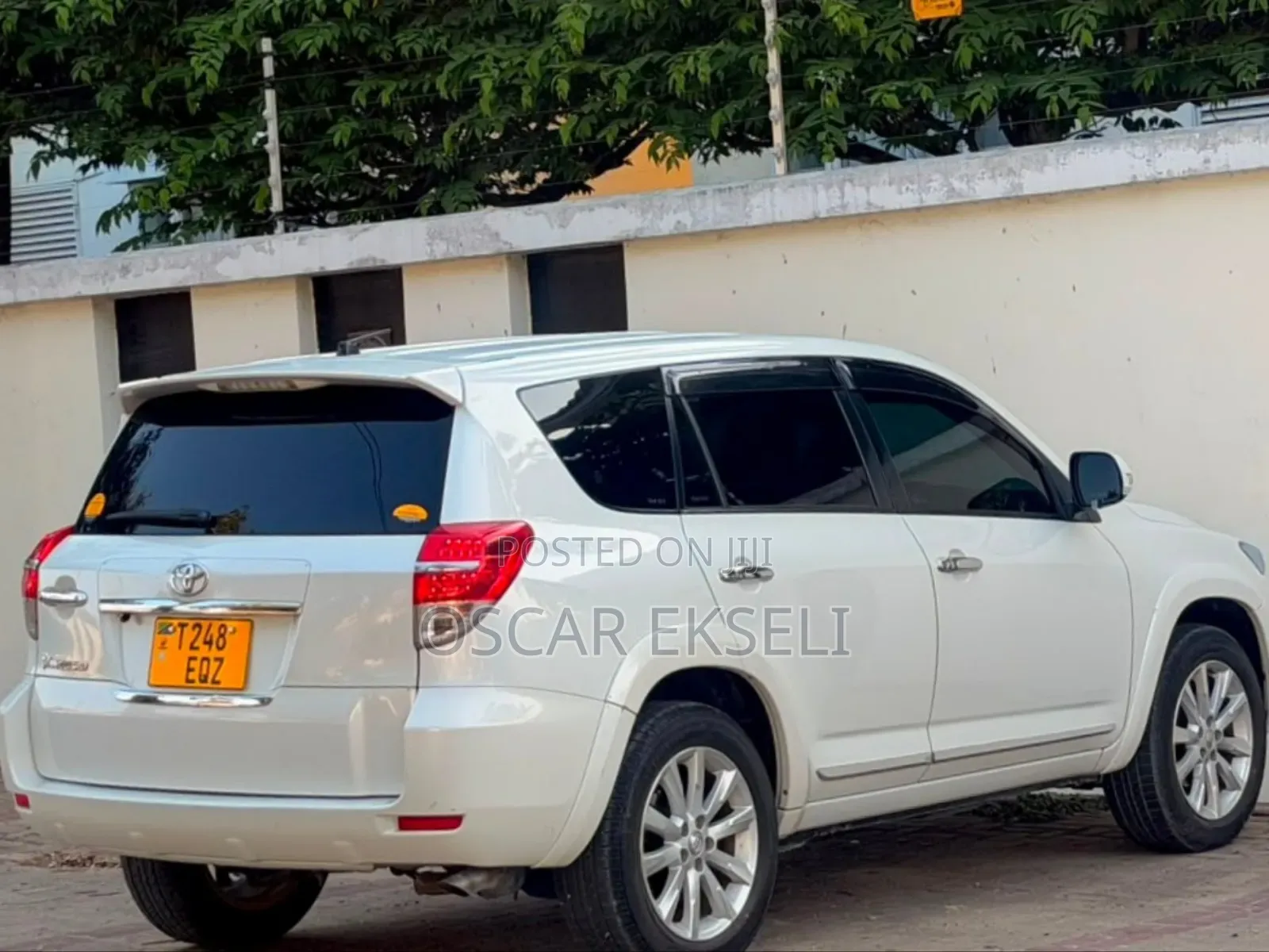 Toyota Vanguard 2011 White