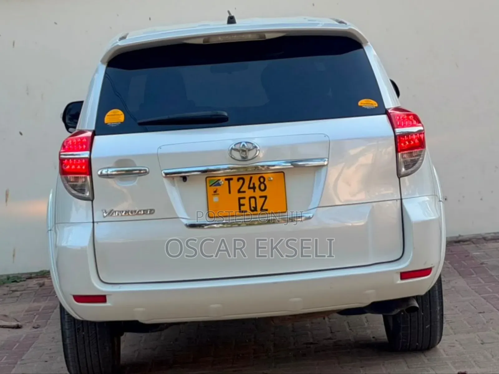 Toyota Vanguard 2011 White
