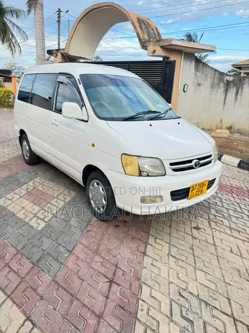 Toyota Noah 2002 White