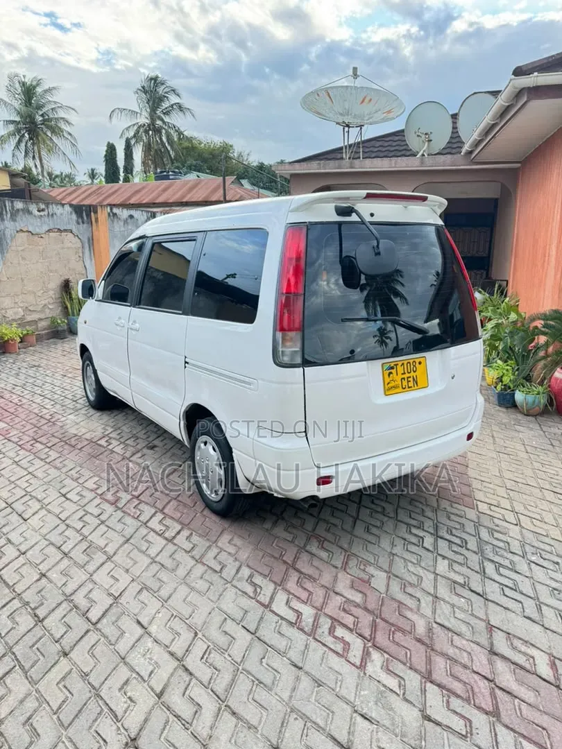 Toyota Noah 2002 White