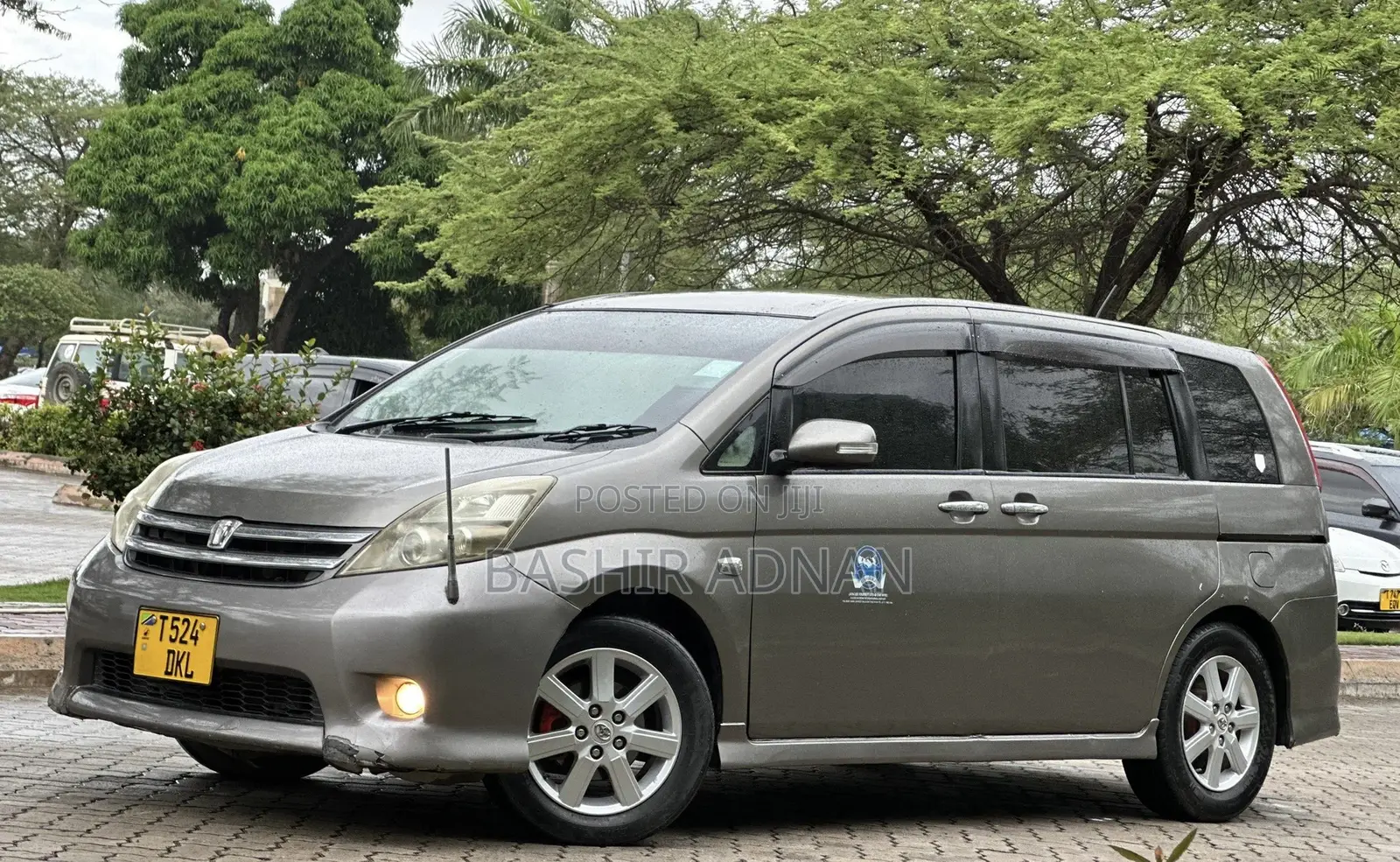 Toyota ISIS 2006 Gray