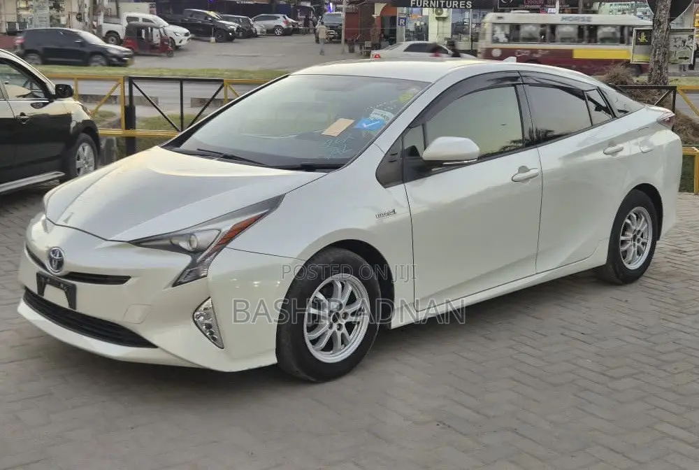 Toyota Prius 2017 White