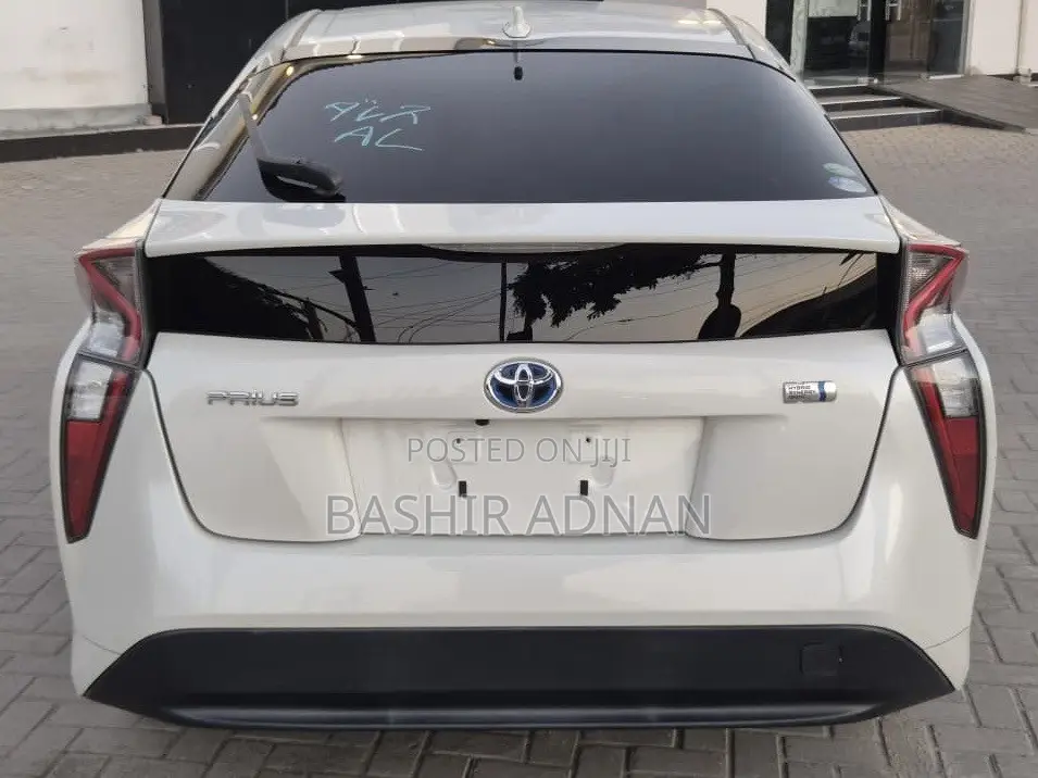 Toyota Prius 2017 White