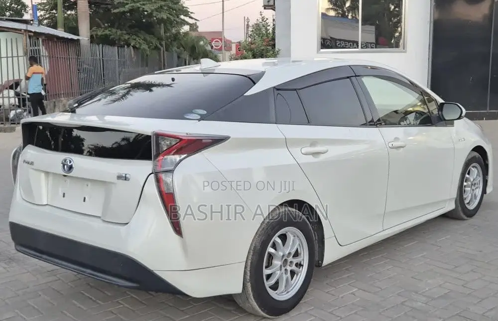 Toyota Prius 2017 White