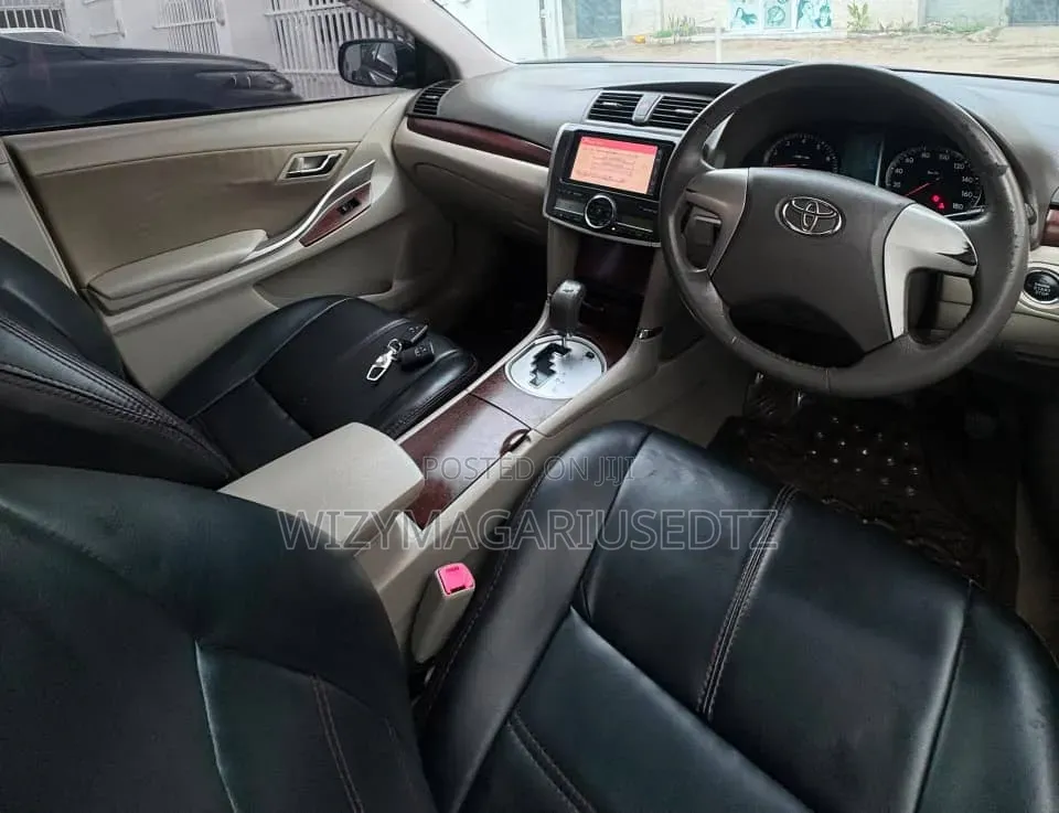 Toyota Premio 2011 Maroon