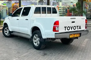 Toyota Hilux 2012 White