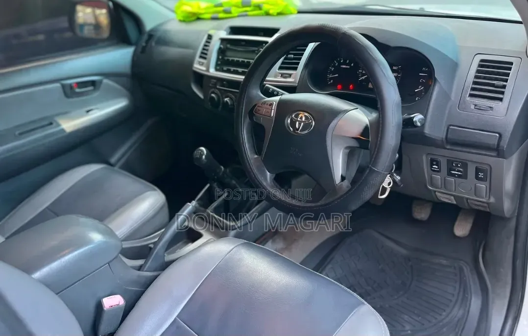 Toyota Hilux 2012 White