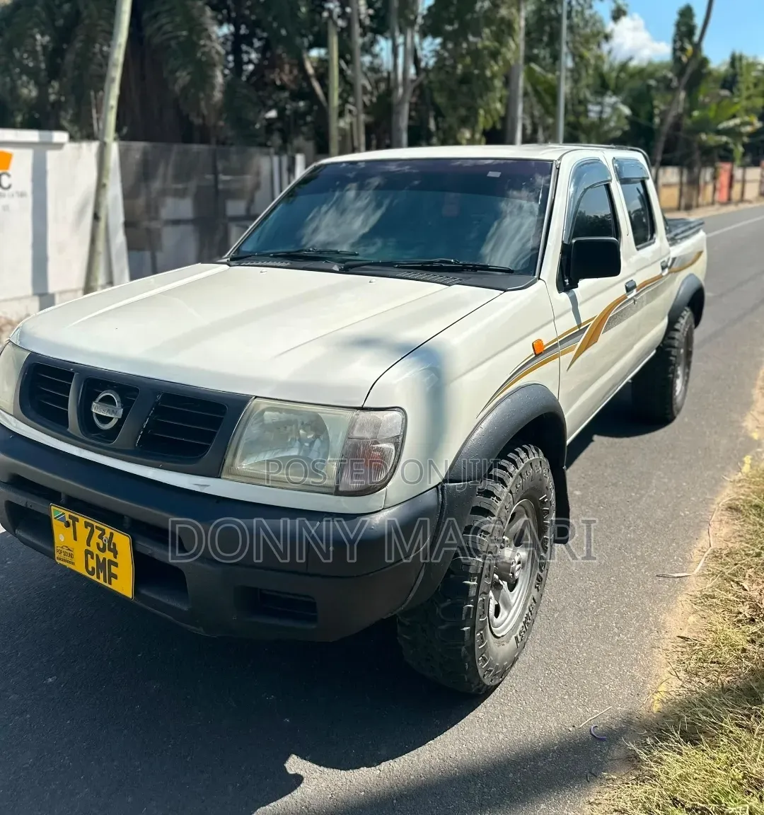Nissan Hardbody 2015 White
