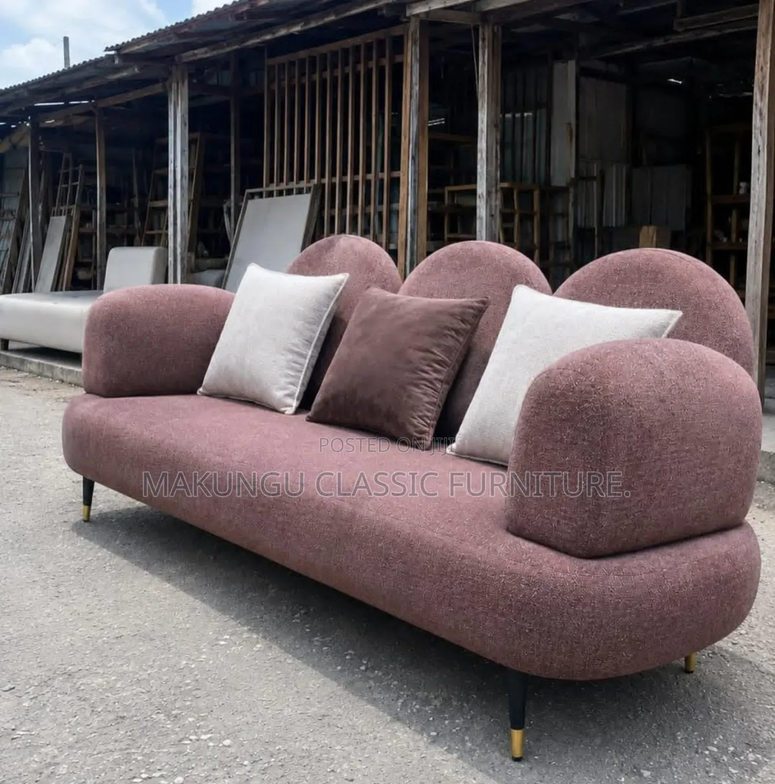 Modern and Quality Sofa La Watu Watatu Muundo Wa Chepe