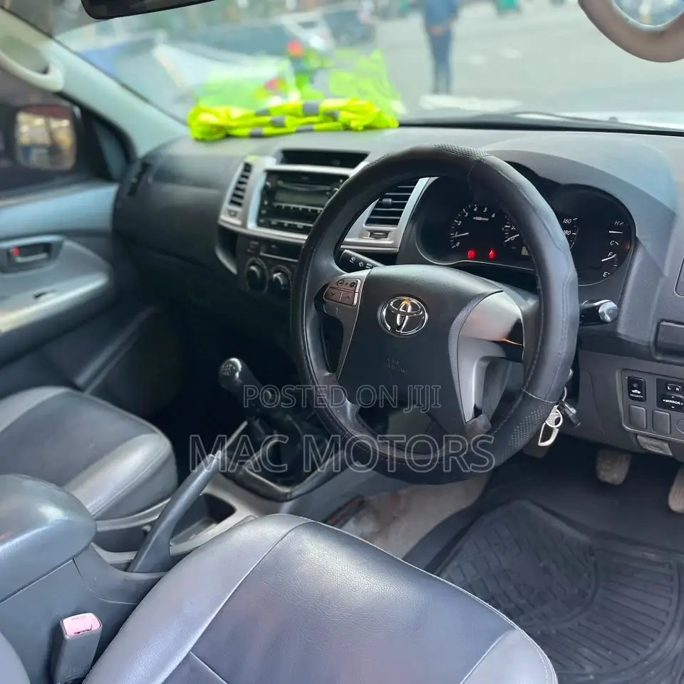 Toyota Hilux 2012 White