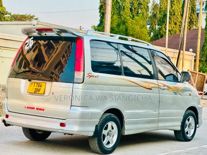 Toyota Noah 2001