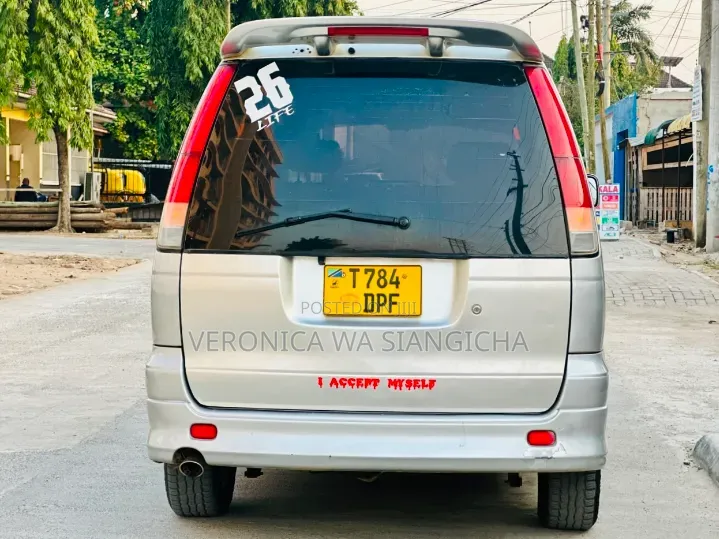 Toyota Noah 2001