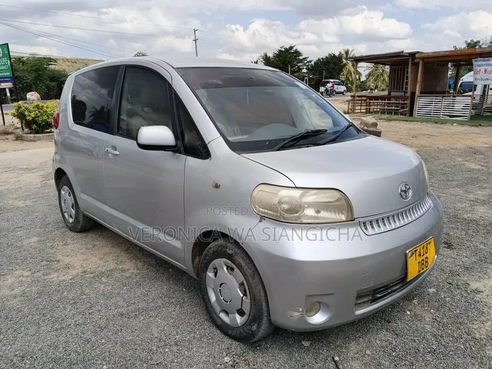 Toyota Porte 2005 Silver