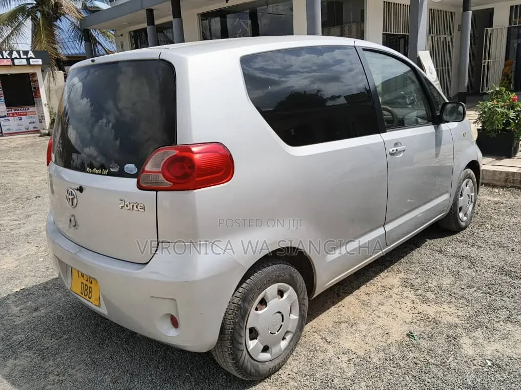 Toyota Porte 2005 Silver