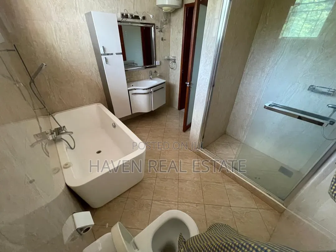 3bdrm Villa in Oyster Bay for sale