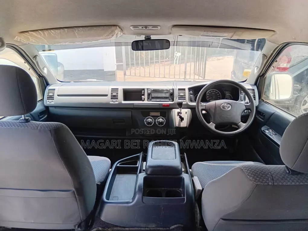 Toyota HiAce 2013 Silver