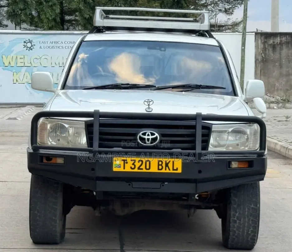Toyota Land Cruiser 2001 White