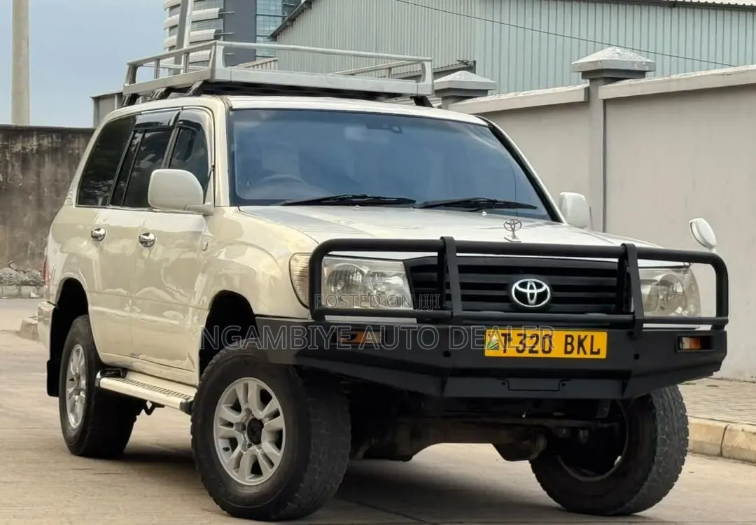 Toyota Land Cruiser 2001 White