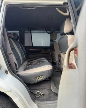 Toyota Land Cruiser 2001 White