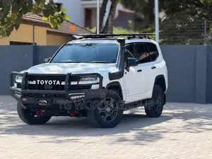 Toyota Land Cruiser LC300 2024 White