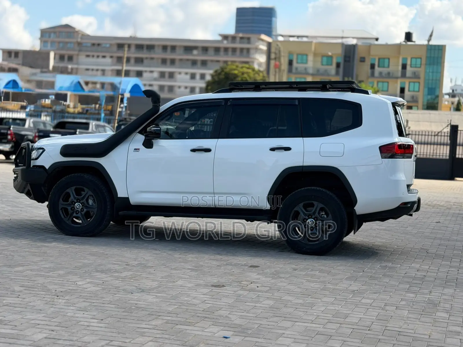 Toyota Land Cruiser LC300 2024 White