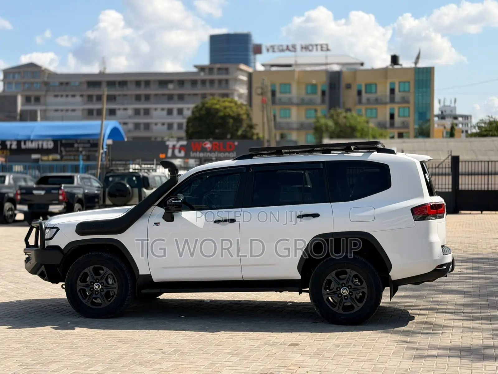 Toyota Land Cruiser LC300 2024 White