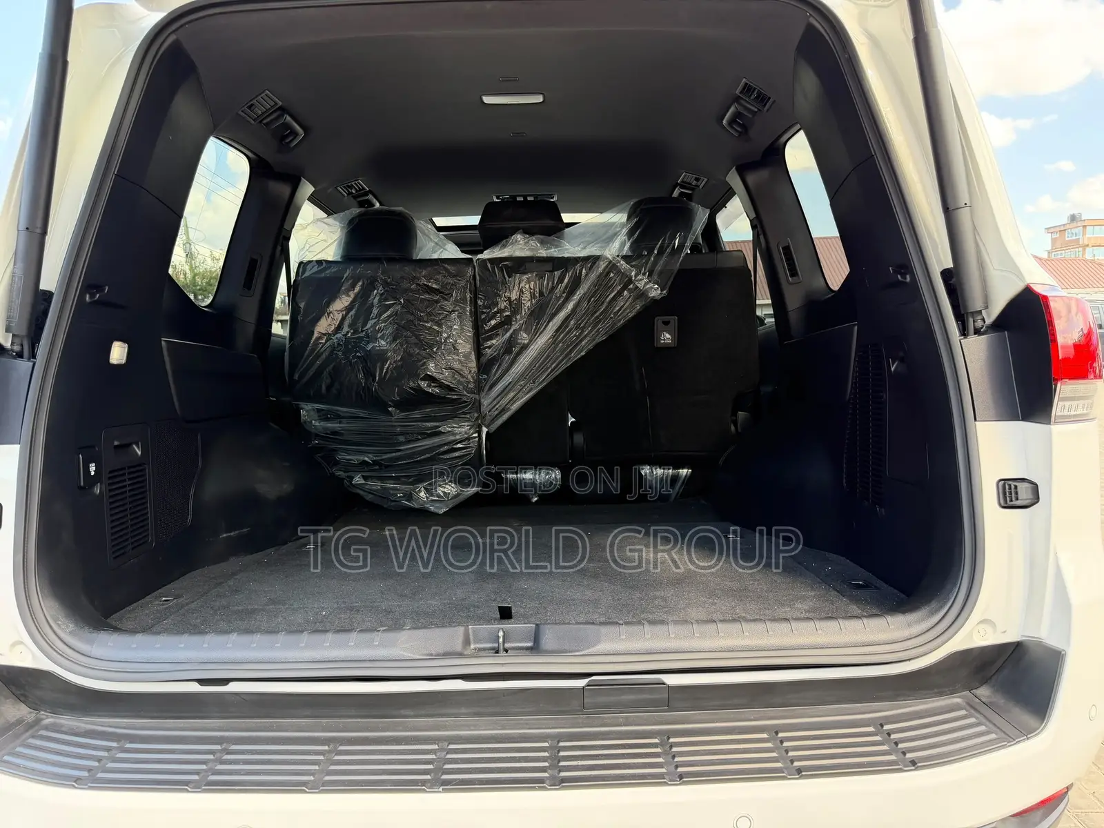 Toyota Land Cruiser LC300 2024 White