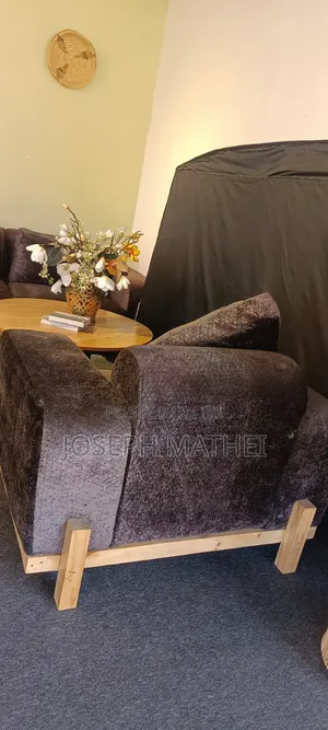 Sofa Set Na Meza Yake