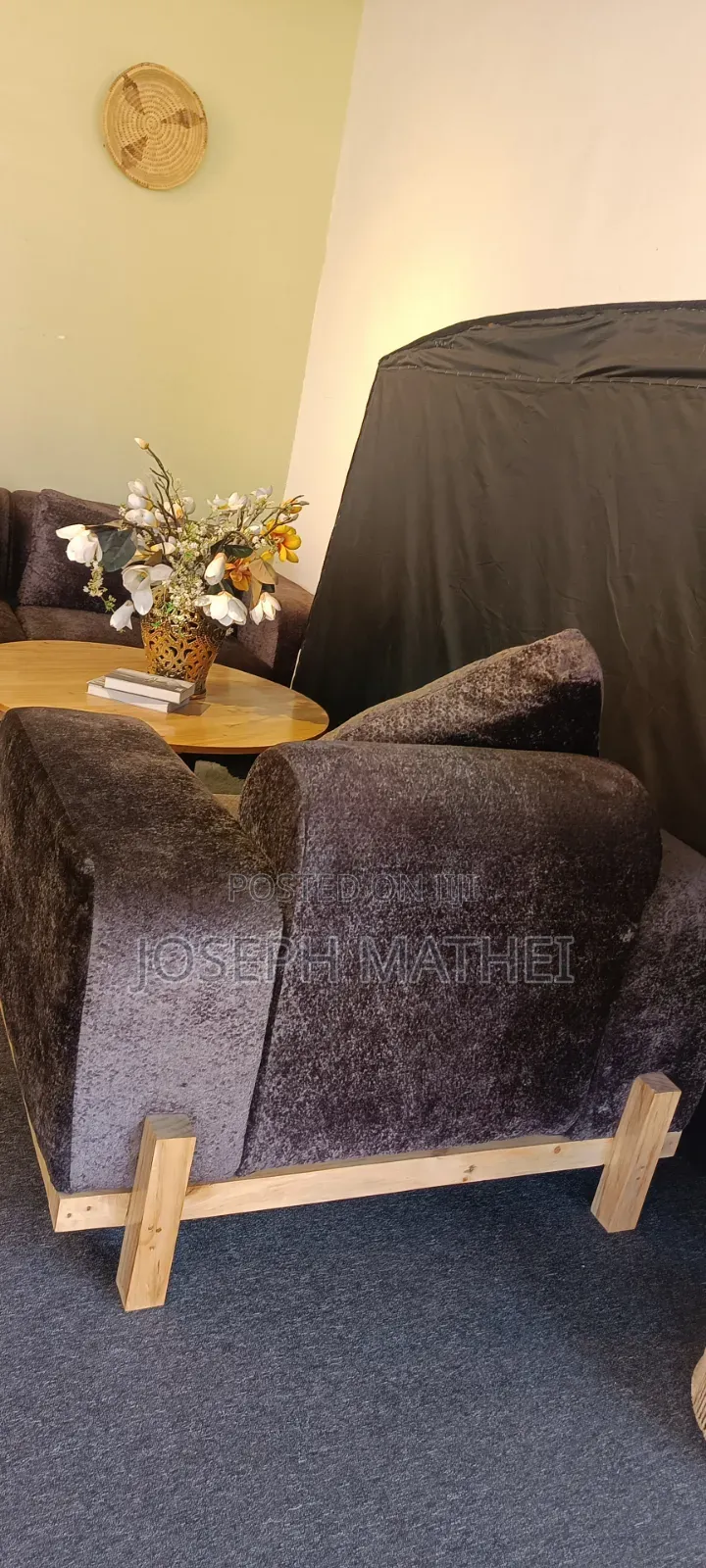 Sofa Set Na Meza Yake