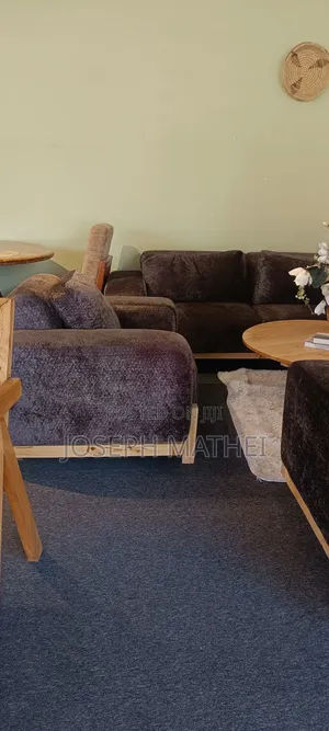 Sofa Set Na Meza Yake