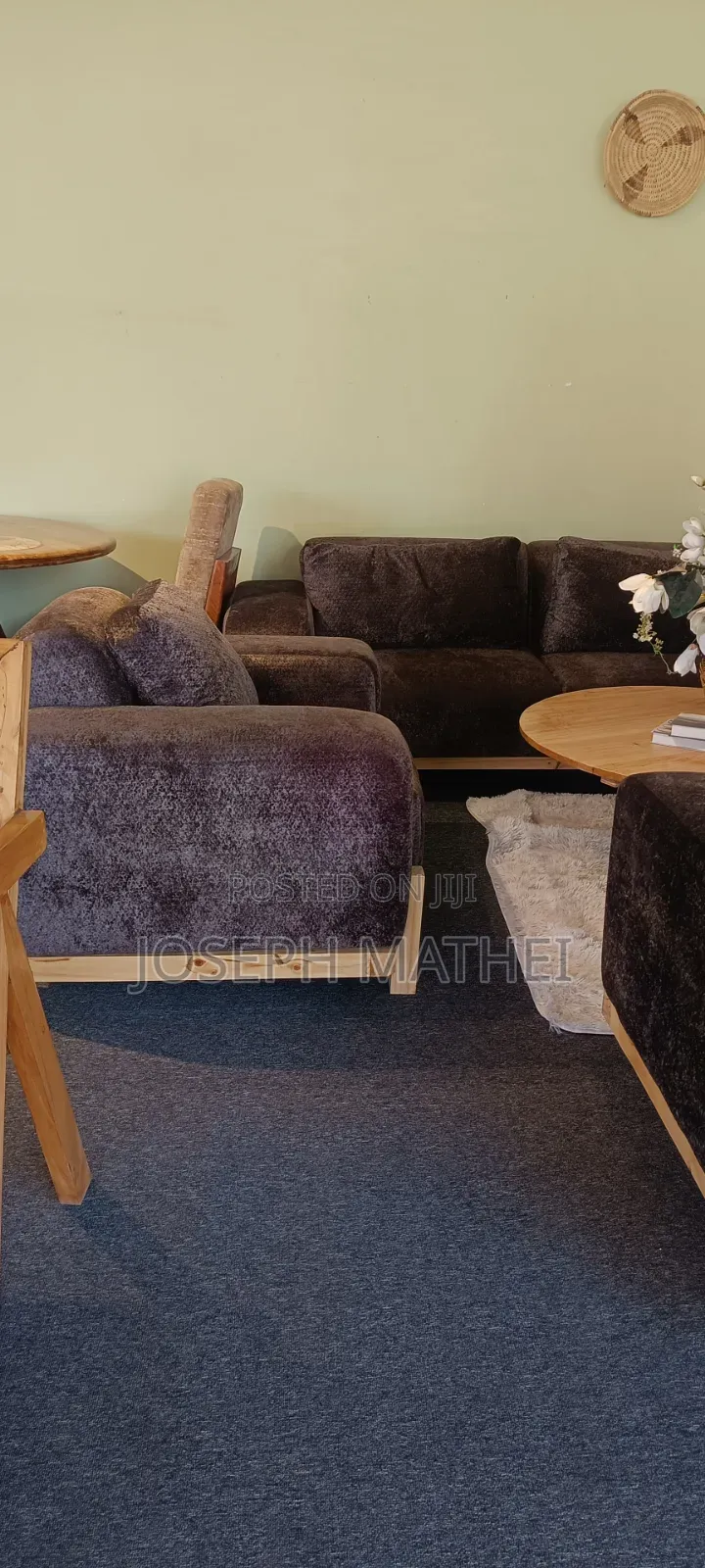 Sofa Set Na Meza Yake
