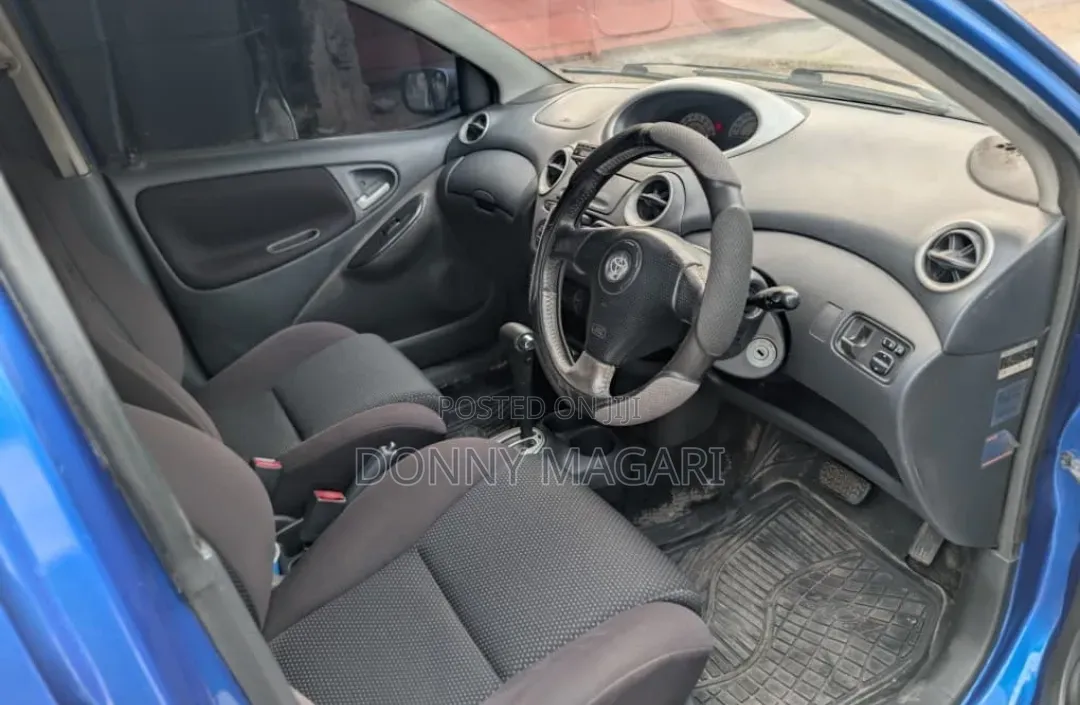 Toyota Vitz 2004 Blue