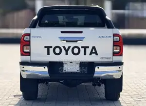 Toyota Hilux 2023 White