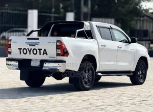 Toyota Hilux 2023 White