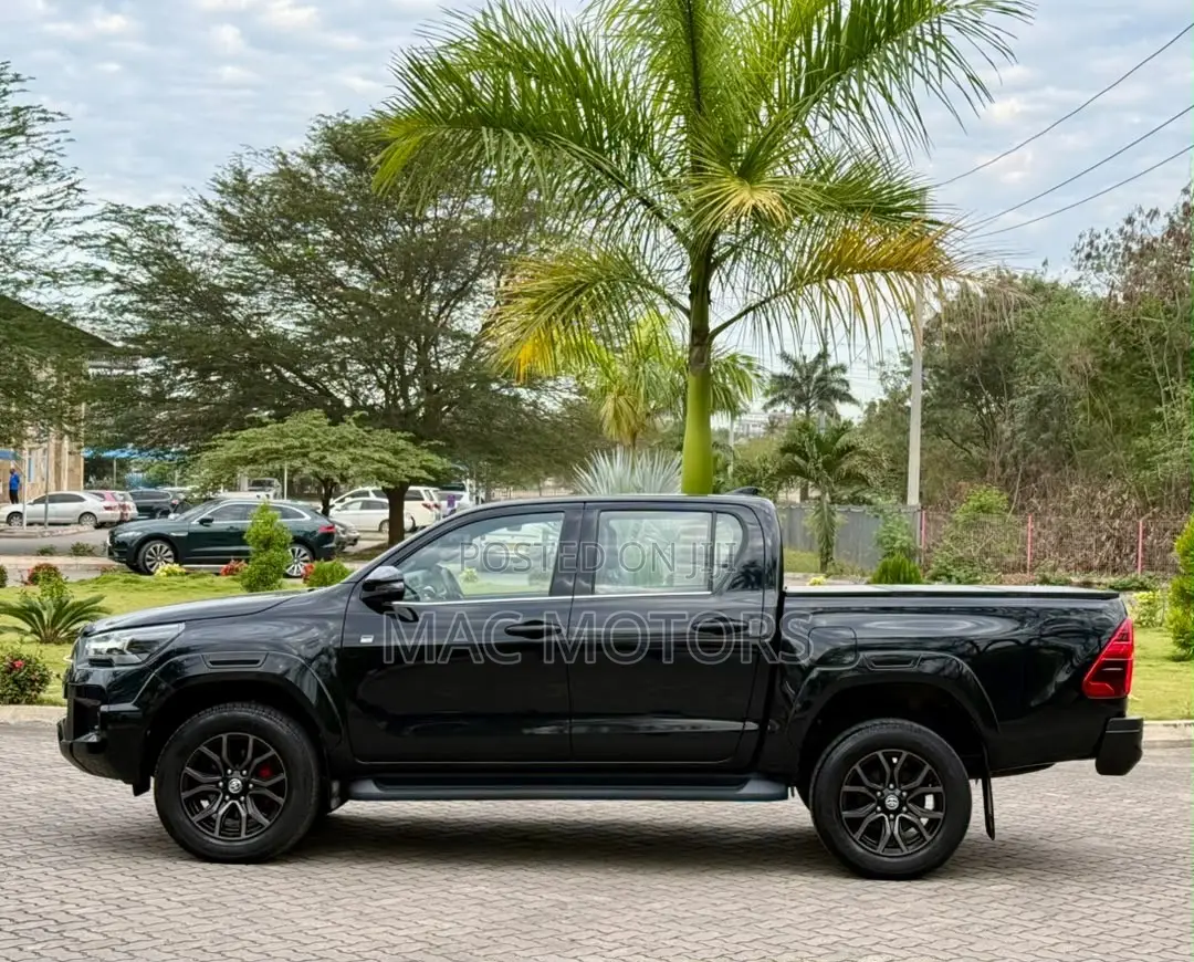 Toyota Hilux Revo Double Cab Deisel 2.4 AWD 2022 Black