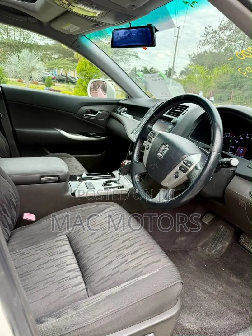 Toyota Crown 2011 White