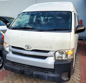 Toyota Quantum 2014 White