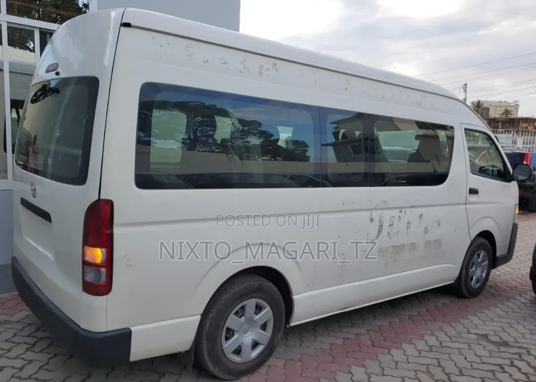 Toyota Quantum 2014 White